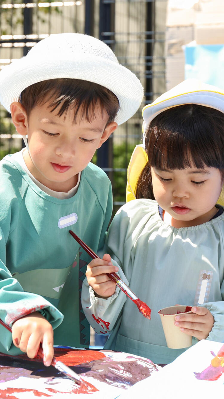 お絵描きを楽しむ男の子と女の子