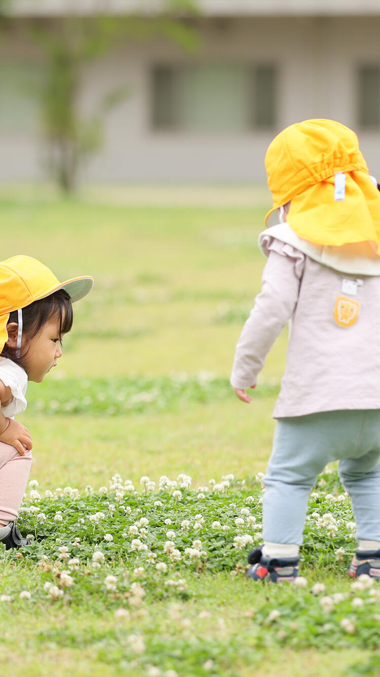 園児たちが園庭で遊んでいる様子
