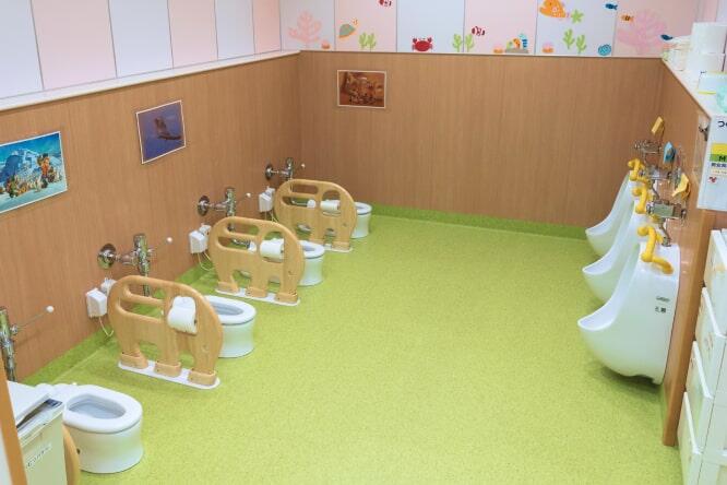 小さい子たち向けのトイレの写真