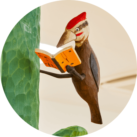 本を読んでいる鳥のオブジェの写真